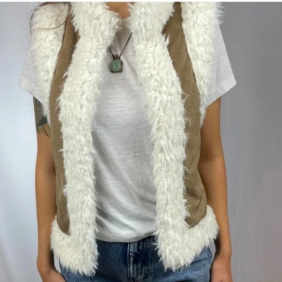 Old Navy Women's Fur trim vest size Medium - Picture 2 of 8